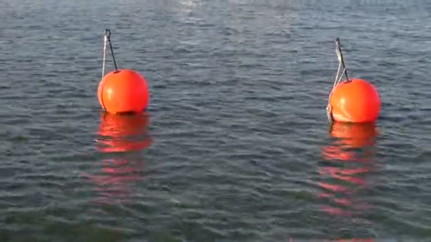 Boia de iate de barco vermelho na água do mar — Vídeo de Stock