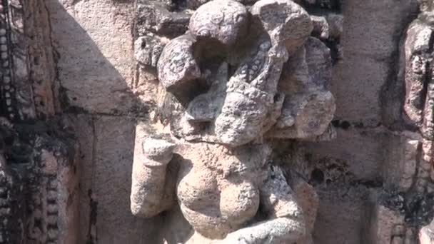 漂亮的雕刻古代苏里亚寺 Konark，奥里，印度在石头上 — 图库视频影像