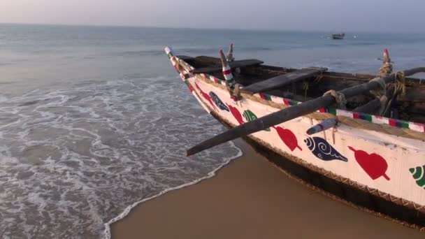 Beautiful ornamental wooden fishing boat on Arabian sea beach, India — Stock Video