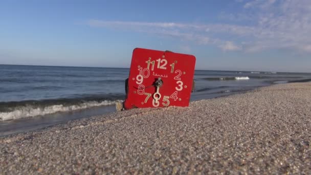 Antique red broken clock face dial on summer sea resort beach sand — Stock Video