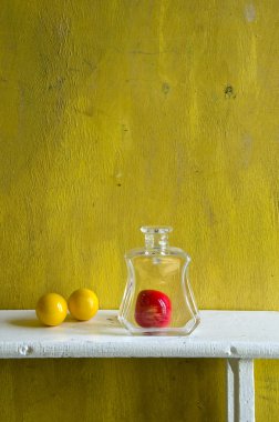 Bilardo topları ve cam şişe beyaz ahşap raf