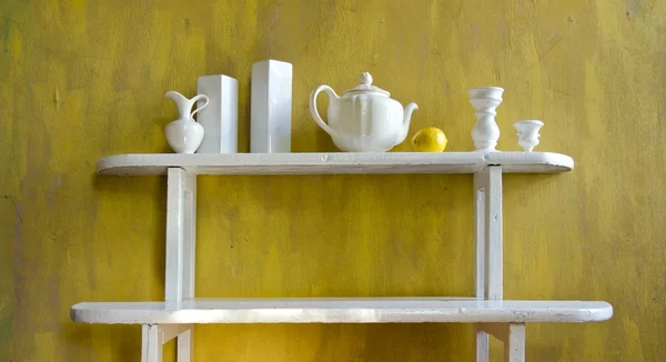 Estante de madera viejo blanco con platos —  Fotos de Stock