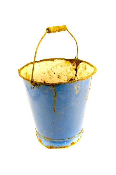 Vintage vazio azul usado balde de esmalte isolado no branco — Fotografia de Stock