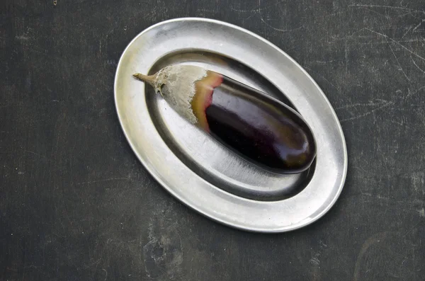 Ruttna aubergine aubergine förfall på metallplatta — Stockfoto