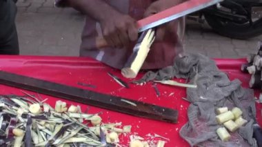 Taze şeker kamışı parçaları pazarda Mumbai, Hindistan