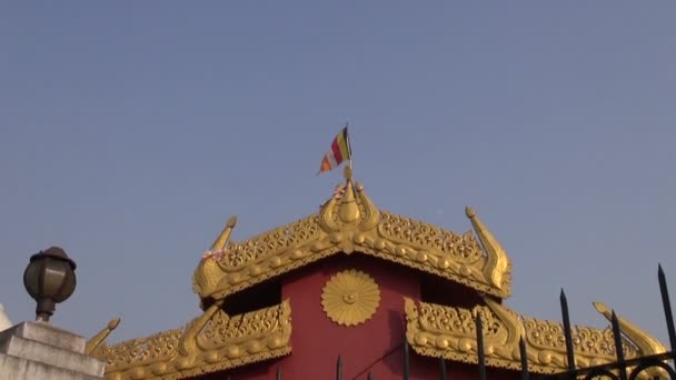 Aziatische boeddhisten kleurrijke vlag op tempel in Kushinagara — Stockvideo