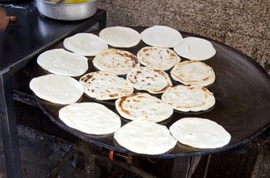 Pinar pazarda pişirme Hint parrotha ekmek