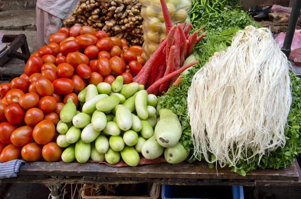 Frisches vegetarisches Gemüse auf dem asiatischen Markt, Indien — Stockfoto