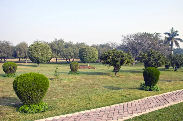 Park with pathway in New Delhi — Stock Photo, Image