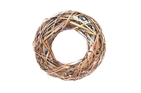 Коричневый плетеный деревянный декоративный венок корона изолированы на белом — стоковое фото