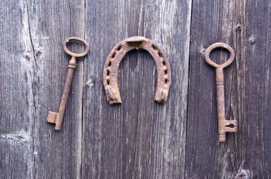 iki eski paslı tarihi anahtar ve şans sembolü at nalı duvar