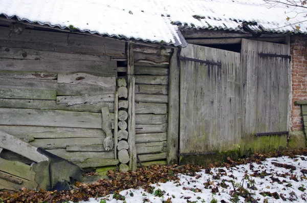 Стародавня фермерська сарайна стіна з дерев'яними дверима — стокове фото