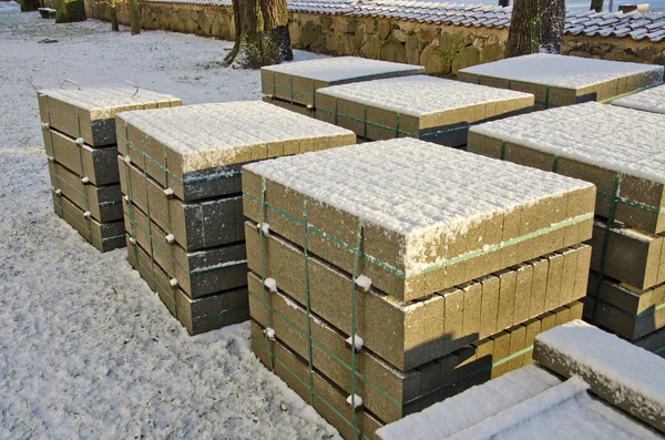 Строительные материалы бетонные блоки на городской зимней улице — стоковое фото