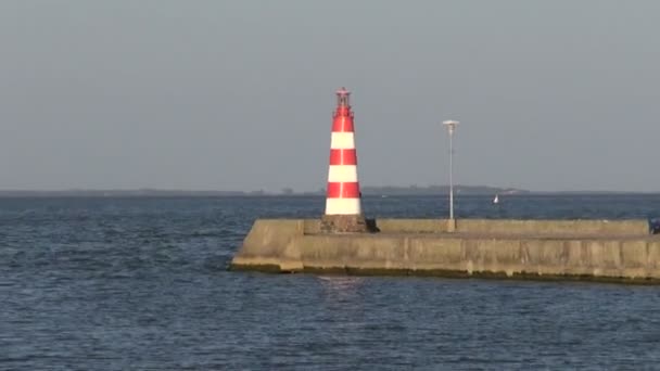 Hamnen hamn för yacht och båtar och två fyr på piren — Stockvideo