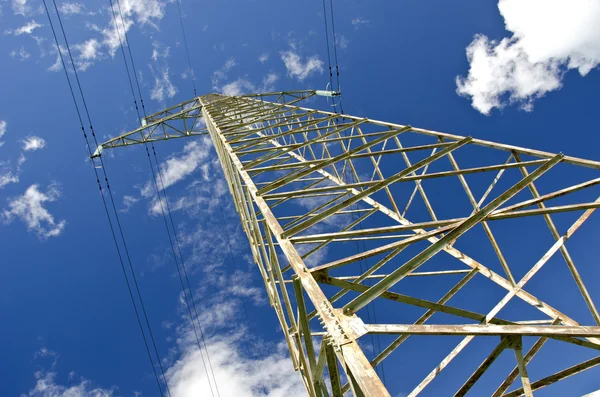 Poste y cielo de alta tensión de electricidad —  Fotos de Stock