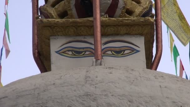 Piccolo vecchio stupa buddista con gli occhi di Buddha a Kathmandu, Nepal — Video Stock