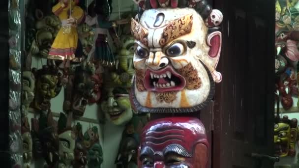 Varios recuerdos de máscaras nepalesas en la tienda de Katmandú, Nepal — Vídeos de Stock