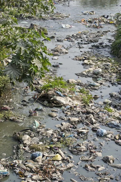 Basura en el agua hinduismo sagrado río Bagmati . — Foto de Stock