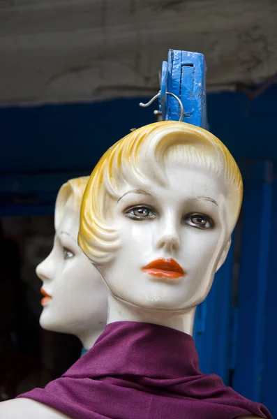 Две пластиковые головы манекена на улице Асия, Катманду — стоковое фото