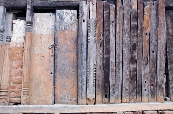 Stary używane drewniane ściany z drzwiami i blokady — Zdjęcie stockowe