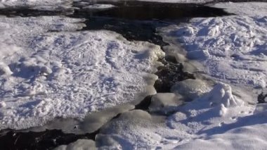 Bahar buz ve su sıçrama Nehri üzerinde