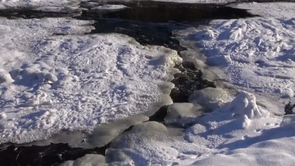 Salpicaduras de agua y hielo en el río — Vídeos de Stock