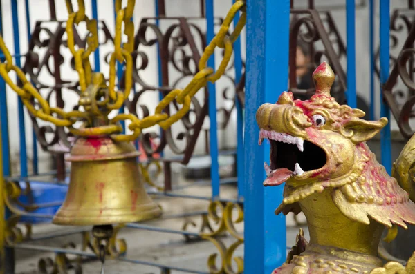 Vecchia campana e testa di drago nel tempio asiatico, Nepal — Foto Stock