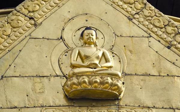 Bouddha d'or sur le mur du temple asia, Katmandou — Photo