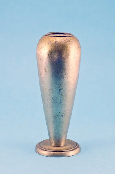 Vintage metalen zilveren wijn goblet cup op blauwe achtergrond — Stockfoto