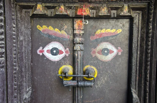 Oude houten deur met Boeddha ogen in Kathmandu, nepal — Stockfoto
