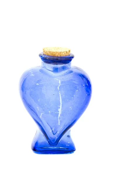 Botella de cristal de forma de corazón azul vacío aislado en blanco —  Fotos de Stock