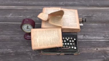 Eski Daktilo ve ahşap arka plan üzerinde eski İncil kitap