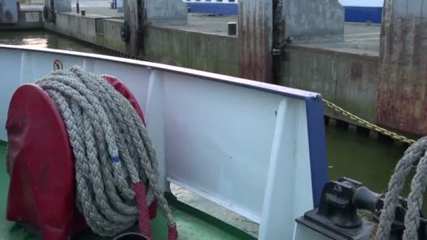 Személyszállító komp hajó megérkezik a port — Stock videók