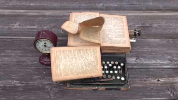 Starověké psací stroj a staré knihy Bible na dřevěné pozadí — Stock video