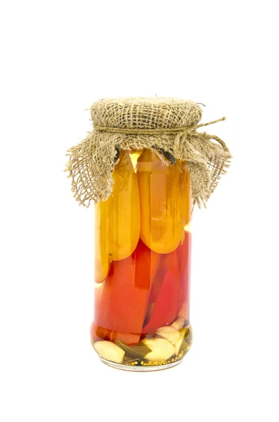 Φέτες σε δοχείο διατηρημένα πιπεριές σε γυάλινο βαζάκι απομονωθεί — Φωτογραφία Αρχείου