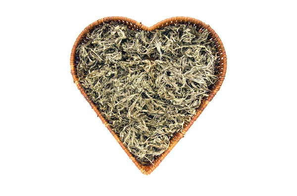 Secco Assenzio erbe mediche in forma di cuore cestino isolato — Foto Stock