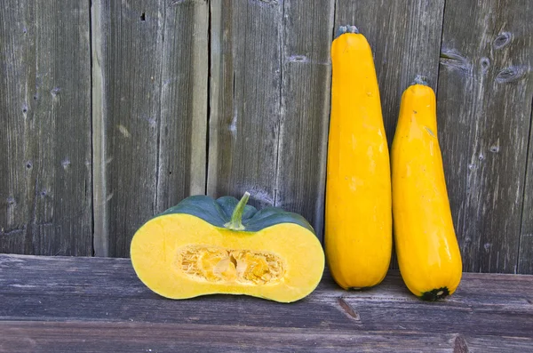 Calabacín y rebanada de calabaza fresca verde —  Fotos de Stock