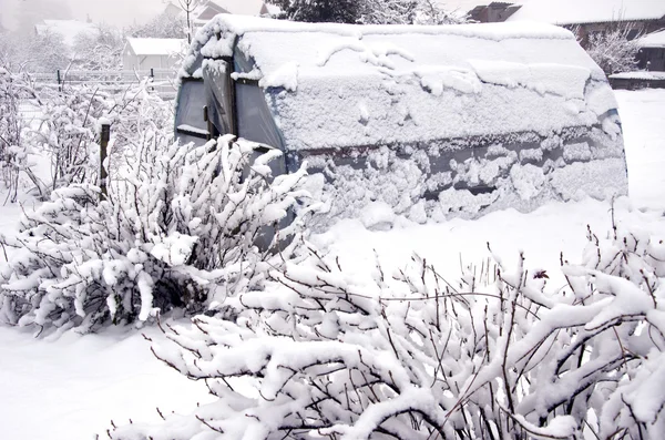 Snowy Plastyczna szklarnia szklarniowe w środku zimy ogród — Zdjęcie stockowe