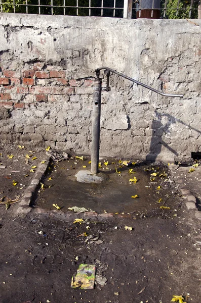 旧的肮脏的人的驱动水泵在亚洲街, 印度 — 图库照片