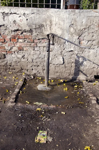 Old dirty human-powered water pump in asia  street, India — Stock Photo, Image