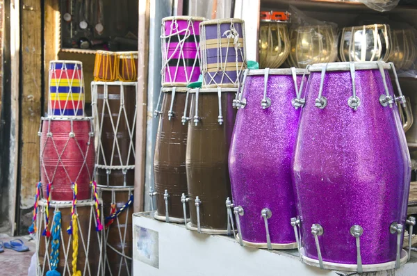 Verschiedene farbenfrohe trommeln auf asia street market, indien — Stockfoto