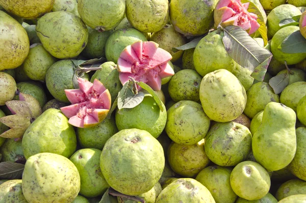 Frische guavenfrüchte gruppe in straßenmarkt delhi, indien — Stockfoto