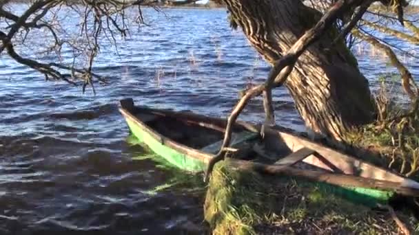 Antiguo barco de madera en el agua del lago — Vídeos de Stock