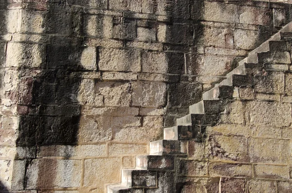 Vieja pared de piedra fuerte de asia con fondo de escalera —  Fotos de Stock