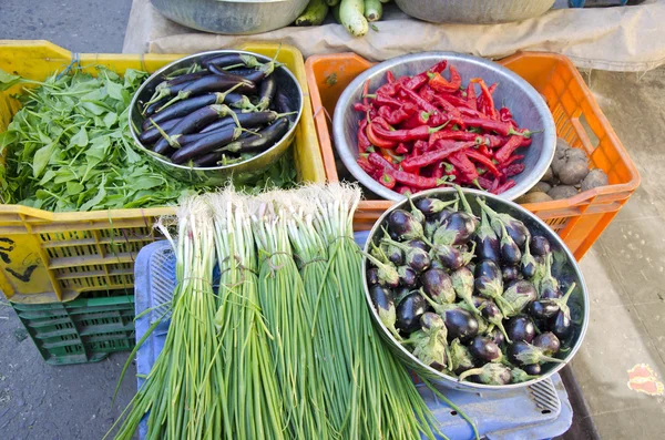 Varias verduras frescas en el mercado asiático — Foto de Stock