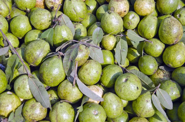 Guava fresca gruppo di frutta esotica nel mercato di strada asiatico, India — Foto Stock