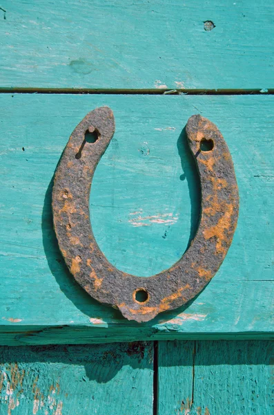 Vieux rouillé fer à cheval symbole de chance sur le mur de la ferme — Photo