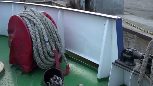 Επιβατηγό πλοίο βάρκα πλοίο φτάνει στο λιμάνι — Αρχείο Βίντεο