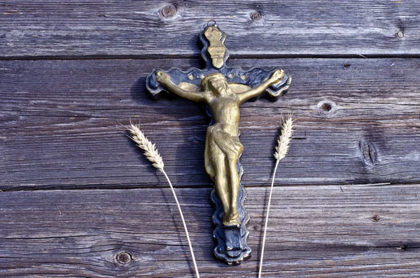 Kreuzigung mit Jesus auf altem Holzgrund — Stockfoto