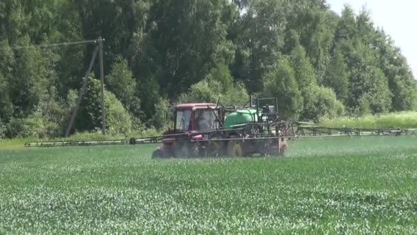 Trekker spray bevruchten gewas veld met bestrijdingsmiddelen insecticide herbicide — Stockvideo